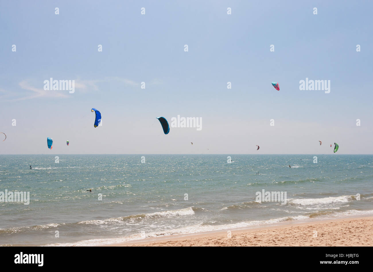 Kitesurfing in Phan Thiet town (Mui Ne), Vietnam Stock Photo Alamy
