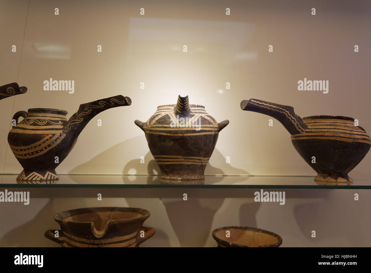 Model of horns of consecration and clay vessels for serving and consuming food and drink, Mochlos,2600-1900 BC.Heraklion,Crete Stock Photo