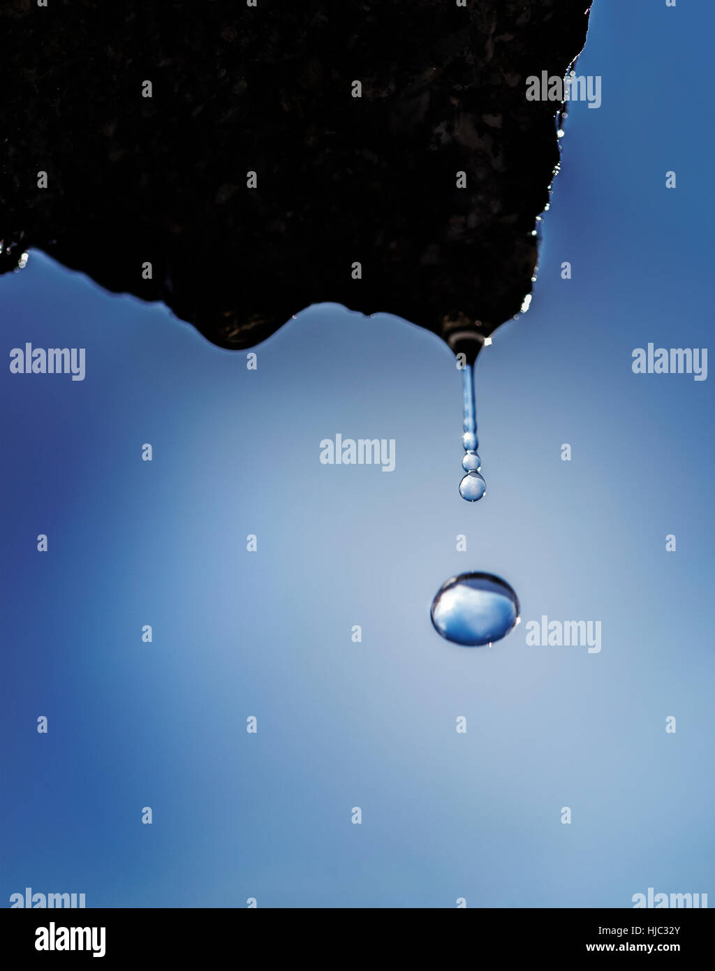 https://c8.alamy.com/comp/HJC32Y/falling-water-drop-frozen-in-time-HJC32Y.jpg