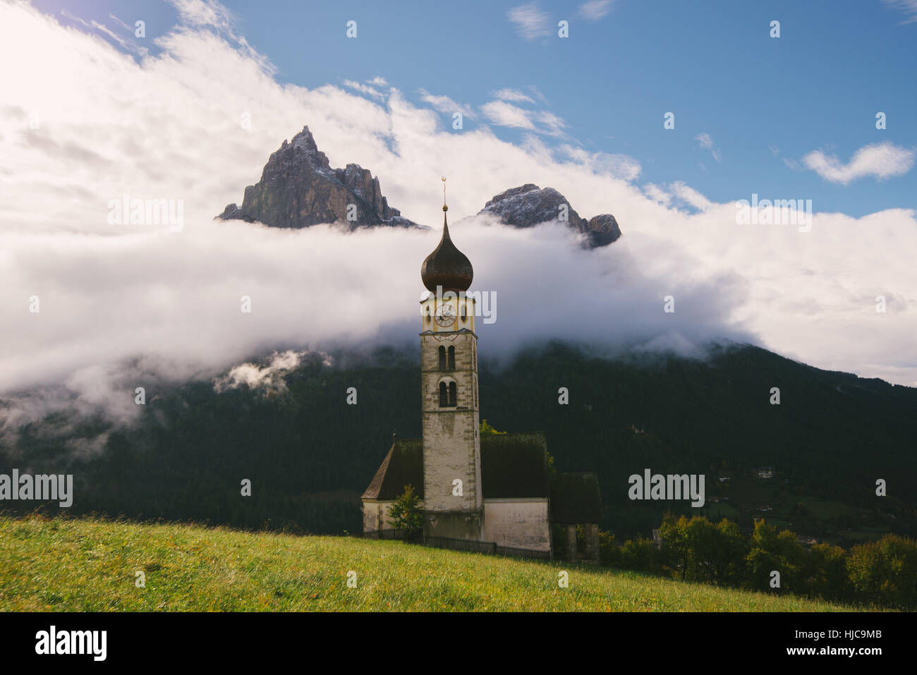 San Valentino Church, Schlern-Rosengarten Nature Park, Seiser Alm, South Tyrol, Dolomite Alps, Italy Stock Photo