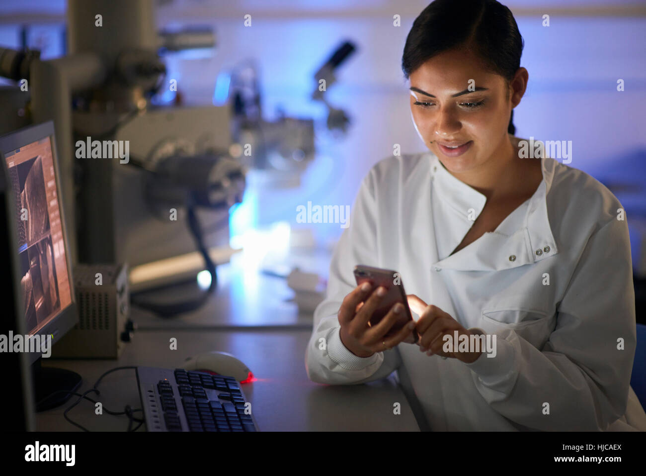 Female scientist computer screen hi-res stock photography and images ...