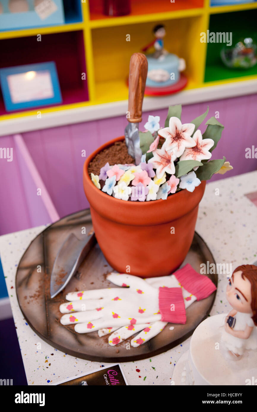 Edible Flower pot cake with trowel, flowers and gloves Stock Photo Alamy