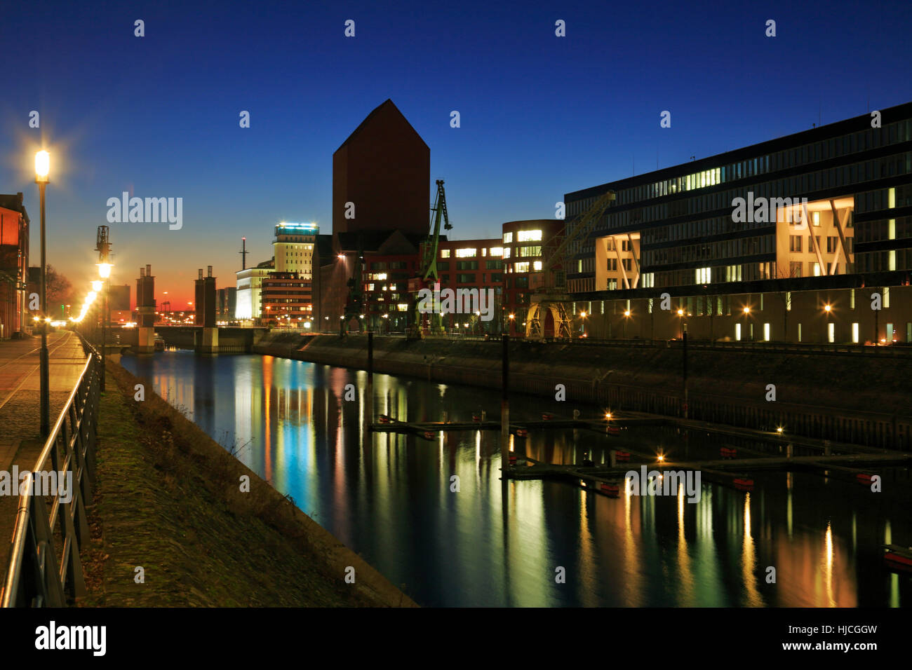 Abendstimmung am Innenhafen, Landesarchiv NRW und historischer Speicher mit Archivturm, dahinter die Schwanentorbruecke und das Kontorhaus, Dienstleis Stock Photo