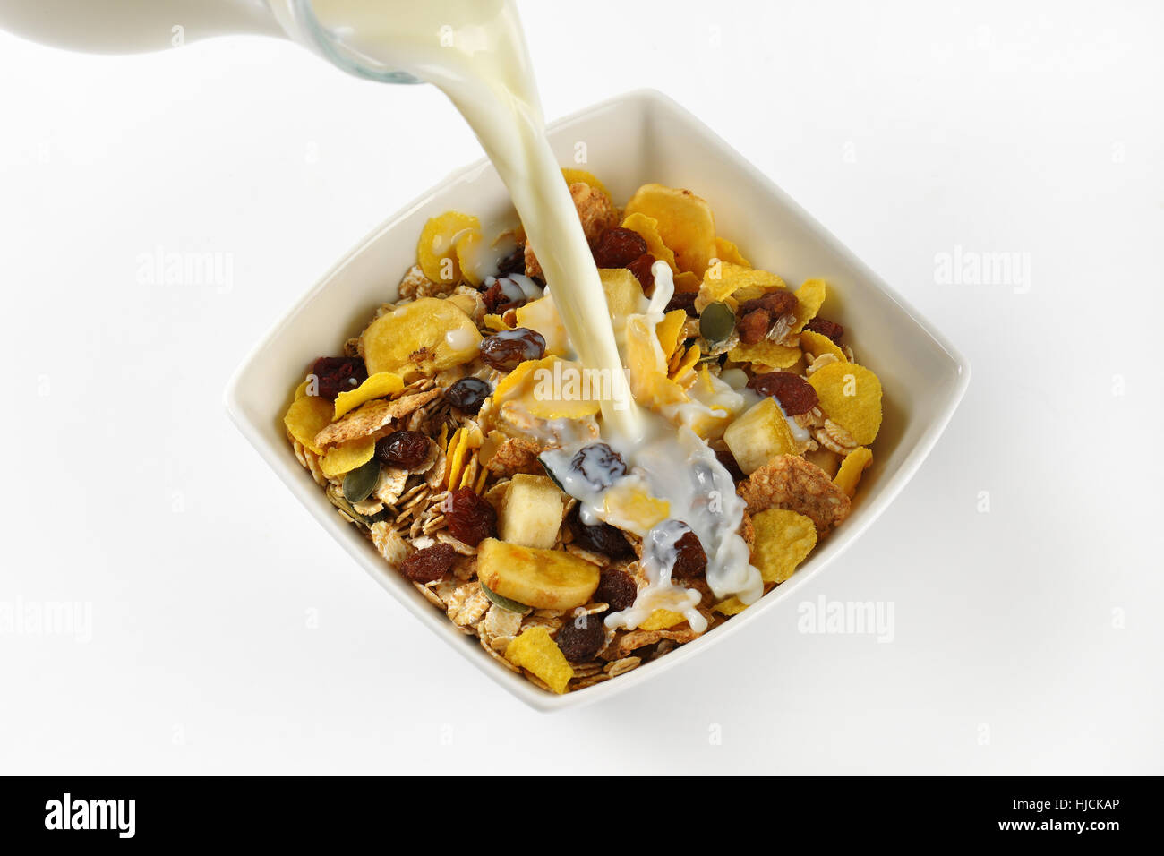 https://c8.alamy.com/comp/HJCKAP/milk-pouring-into-bowl-of-corn-flakes-and-cereals-on-white-background-HJCKAP.jpg
