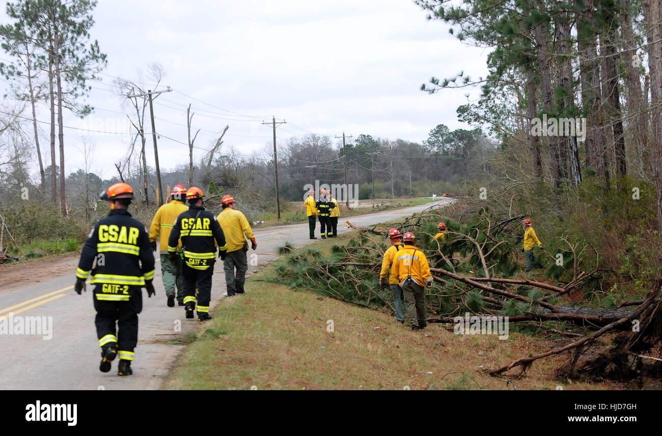 Adel, USA. 23rd Jan, 2017. A search and rescue team looks for victims