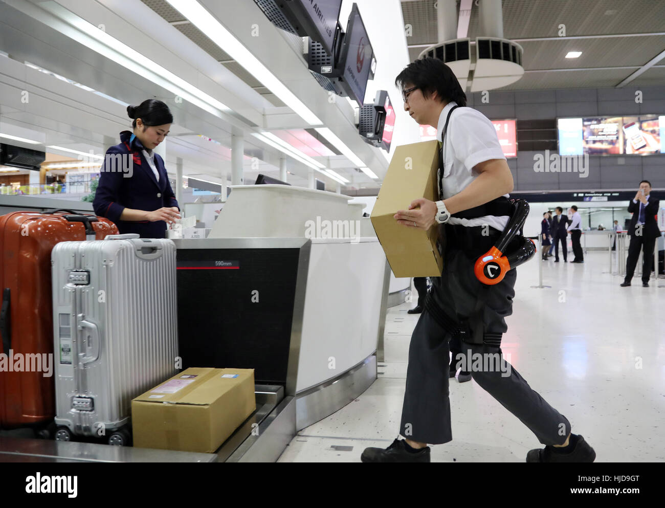 japan airlines carry on luggage