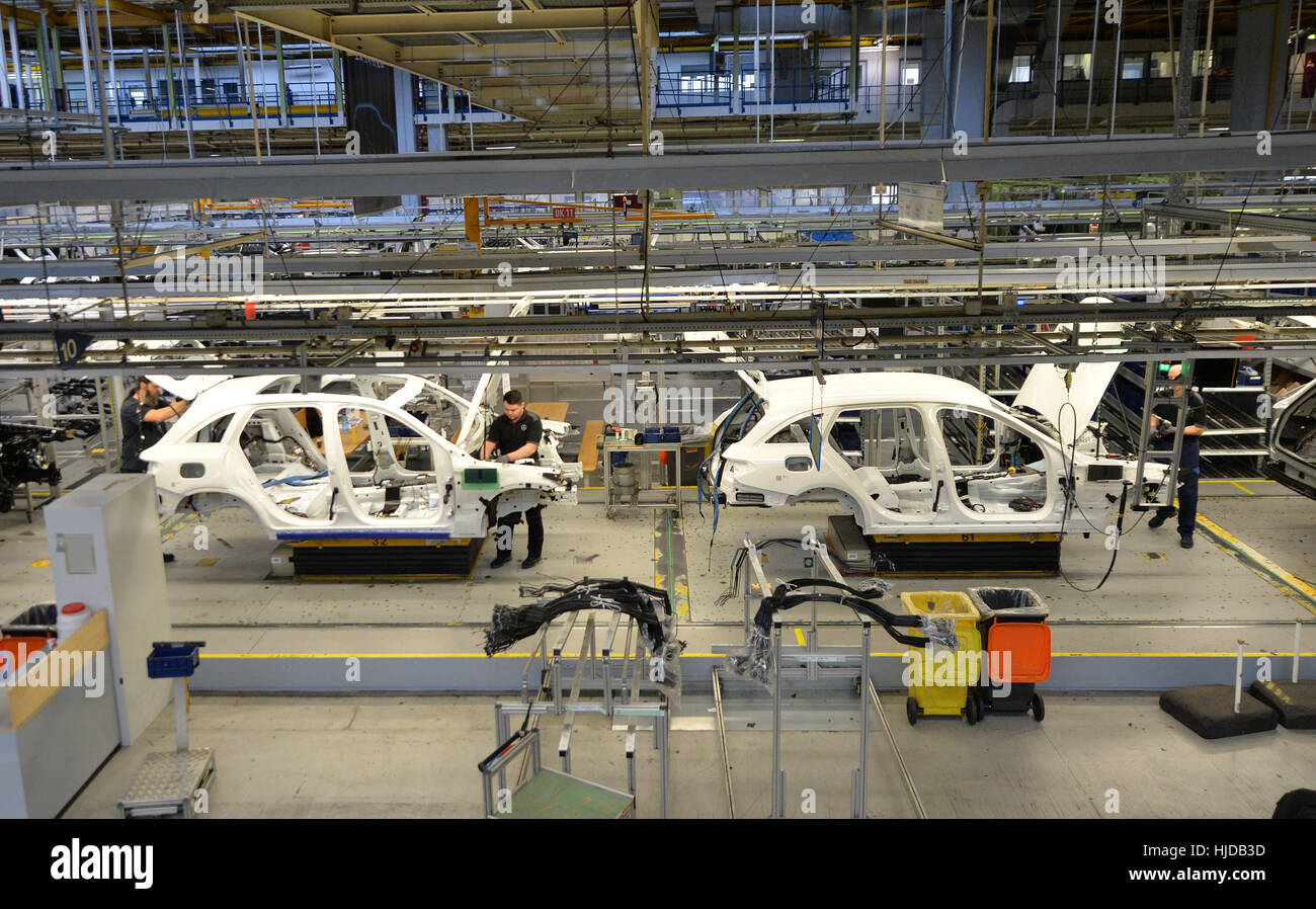 Bremen, Germany. 24th Jan, 2017. Mechanical workers assemble the C-Class Mercedes-Benz in a factory belonging to the German carmaker in Bremen, Germany, 24 January 2017. Photo: Carmen Jaspersen/dpa/Alamy Live News Stock Photo
