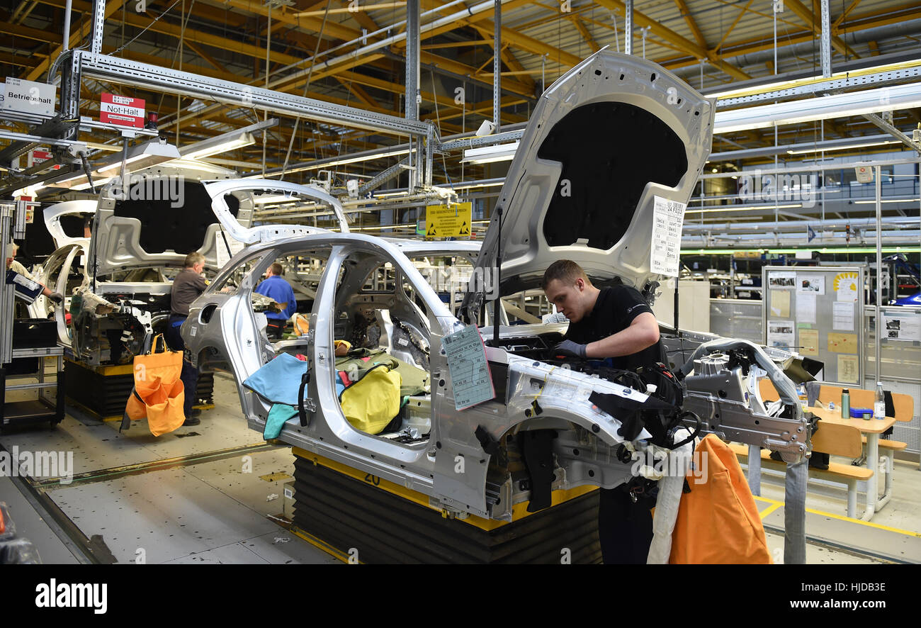 Bremen, Germany. 24th Jan, 2017. Mechanical workers assemble the C-Class Mercedes-Benz in a factory belonging to the German carmaker in Bremen, Germany, 24 January 2017. Photo: Carmen Jaspersen/dpa/Alamy Live News Stock Photo