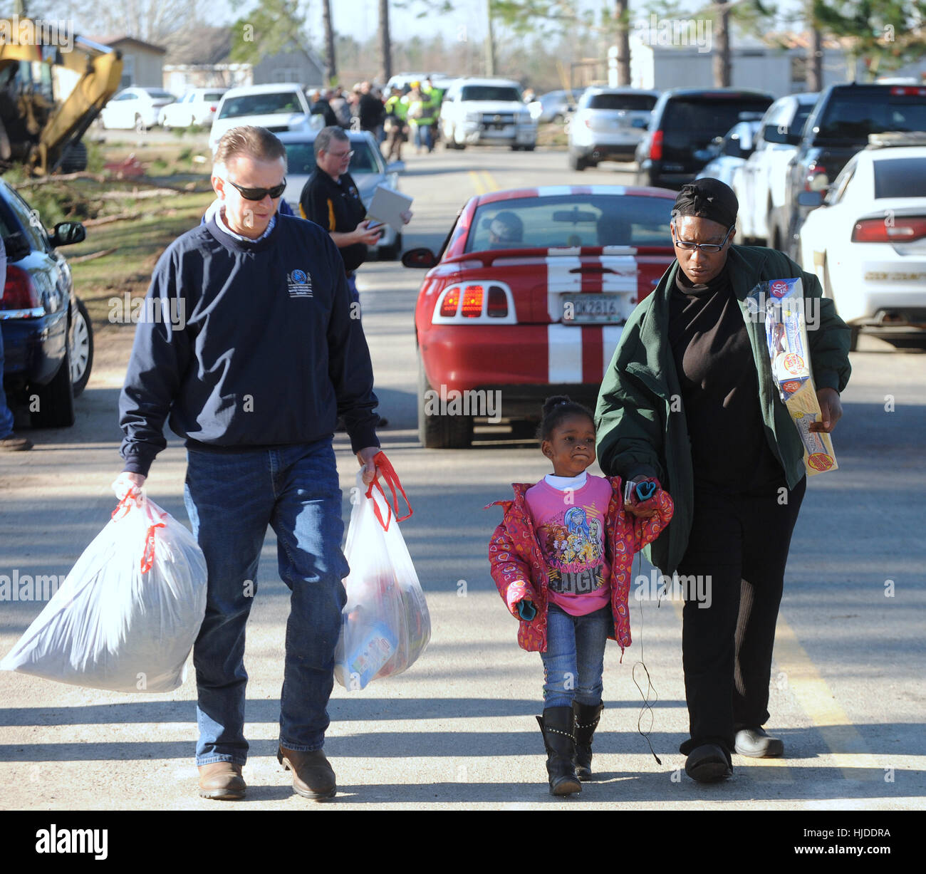 Adel, Georgia. 24th Jan, 2017. Residents of Sunshine Acres Mobile Home Park  in Adel, Georgia recover belongings, 2017, the first day that police  allowed residents to return to their homes for a