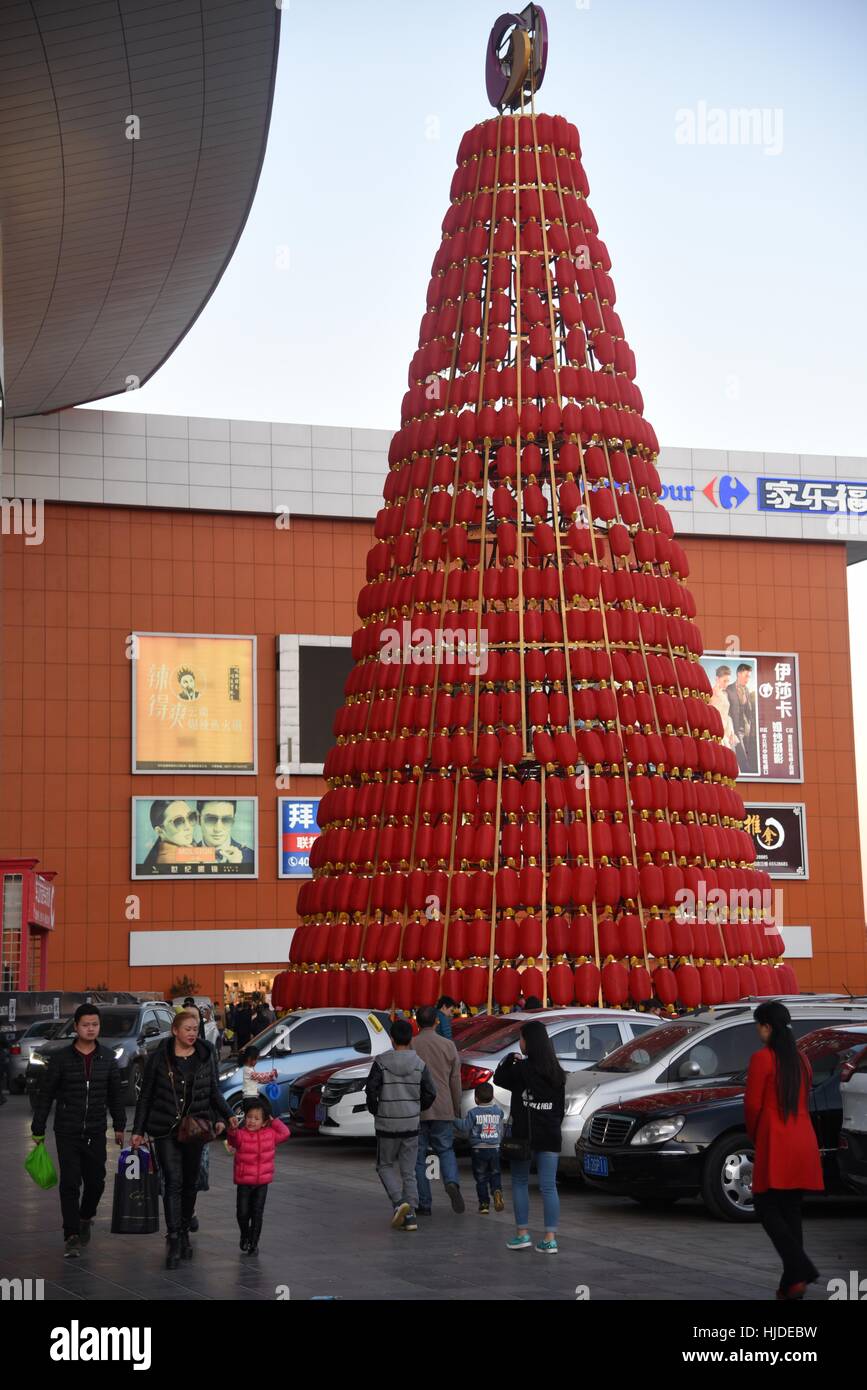 Kunming, China. 24th Jan, 2017. EDITORIAL USE ONLY. CHINA OUT. A 15-meter- tall 'pagoda' of lanterns shows in front of a shopping mall in Kunming,  capital of south China's Yunnan Province. Credit: SIPA