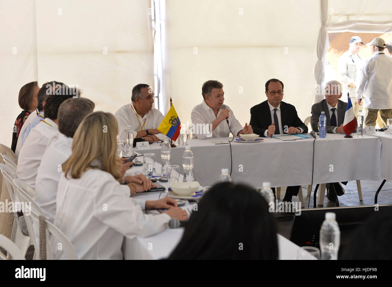 Cauca, Colombia. 24th Jan, 2017. Image provided by the Presidency of Colombia shows Colombian President Juan Manuel Santos (3rd R rear) and his French counterpart Francois Hollande (2nd R rear) attending a meeting during their visit to the demobilization camp in La Venta, the municipality of Caldono, Colombia, on Jan. 24, 2017. Credit: Juan David Tena/Colombia's Presidency/Xinhua/Alamy Live News Stock Photo