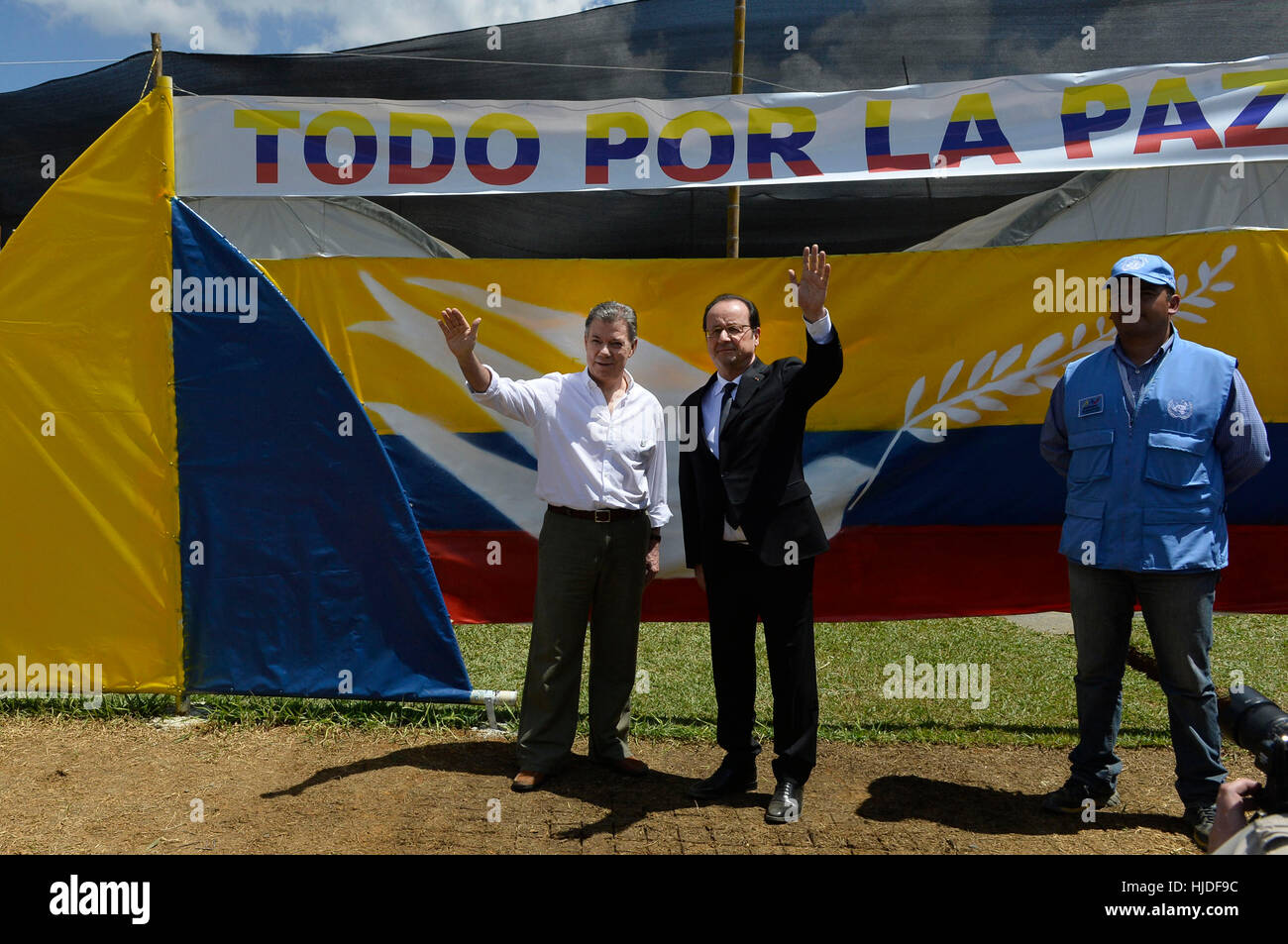 Cauca, Colombia. 24th Jan, 2017. Image provided by the Presidency of Colombia shows Colombian President Juan Manuel Santos (L) and French President Francois Hollande (C) visiting the demobilization camp in La Venta, the municipality of Caldono, Colombia, on Jan. 24, 2017. Credit: Juan David Tena/Colombia's Presidency/Xinhua/Alamy Live News Stock Photo