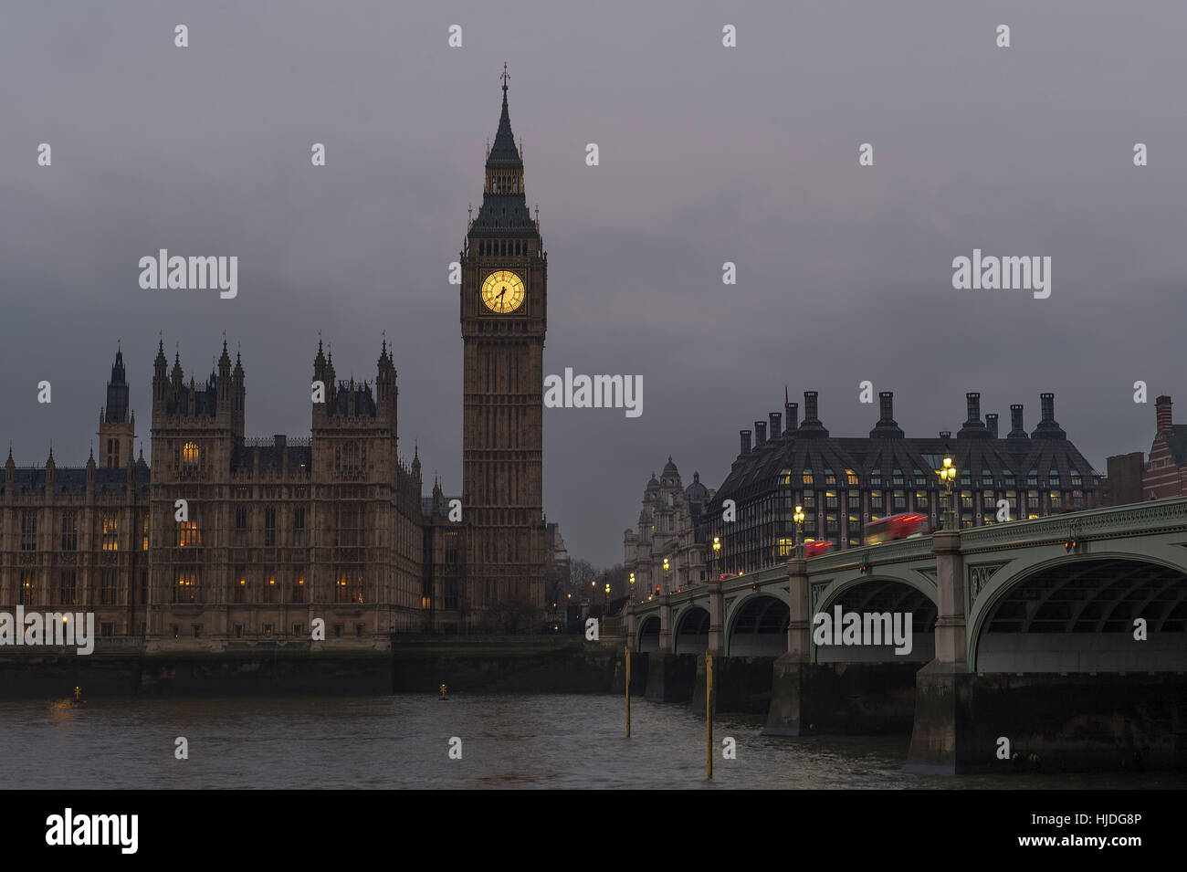 Westminster Bridge, London, UK. 25th Jan, 2017. Weather. Patchy fog at