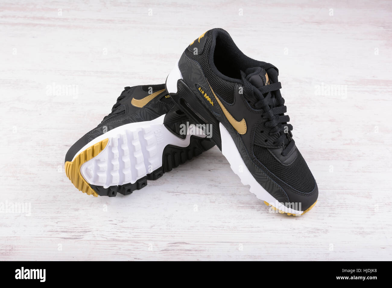 nike store free shipping december 2016