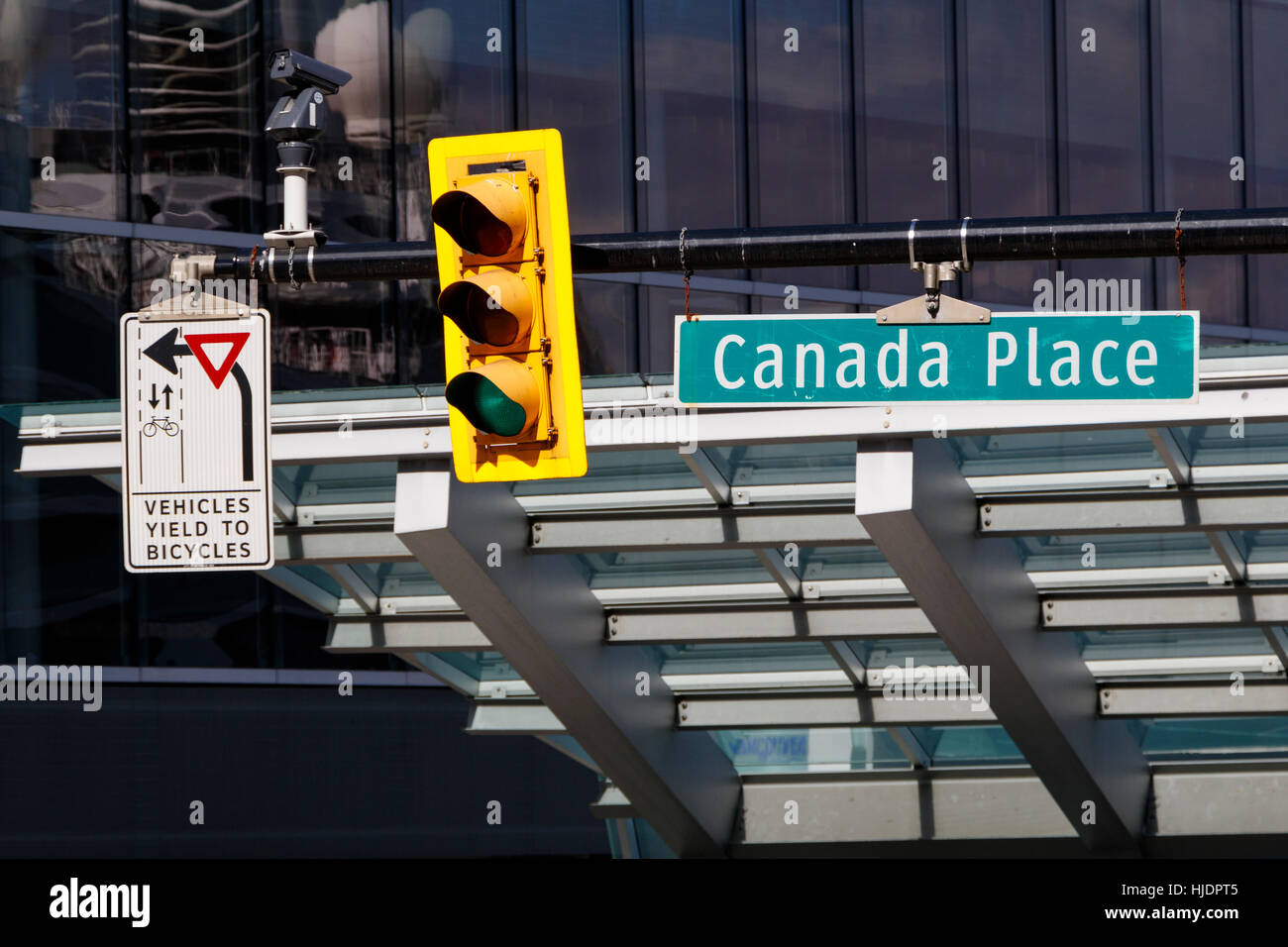 Canada Place street sign and signal lights, Vancouver, British Columbia,  Canada Stock Photo - Alamy