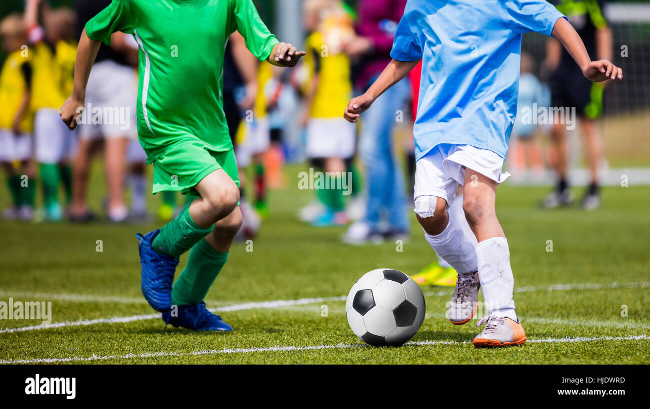 Парень играет в футбол. Playing football. Детский футбол. Ребенок с футбольным мячом. Девочка с футбольным мячом.