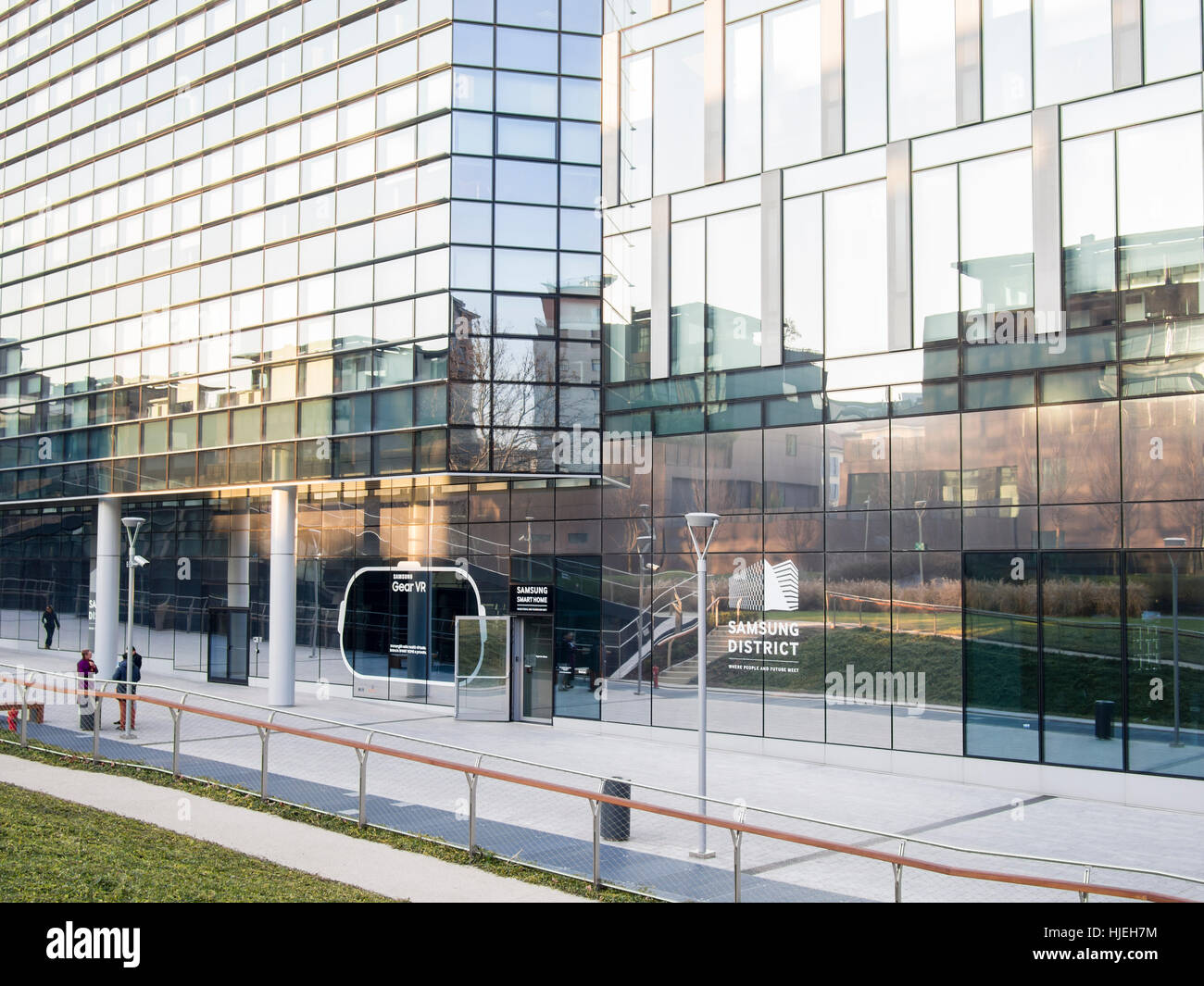 Samsung building and store in Porta Nuova Financial District, Milan Stock  Photo - Alamy