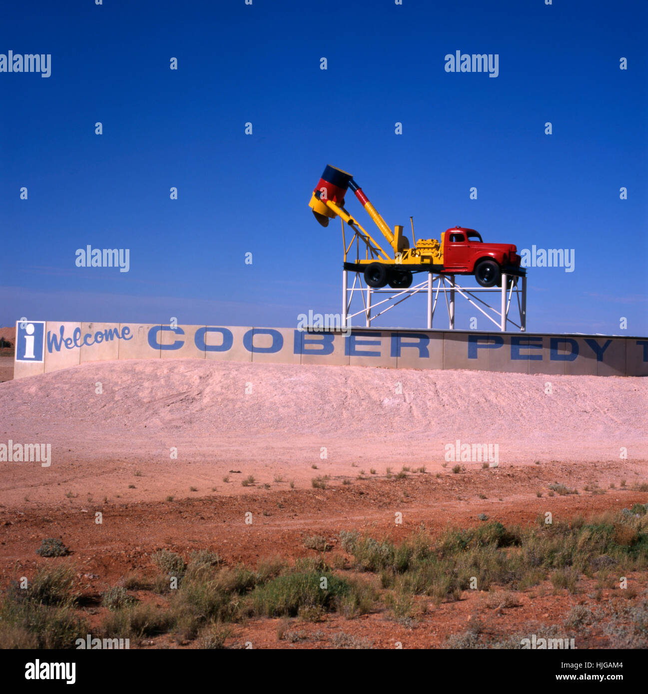 TO COOBER PEDY SIGN, OPAL MINING TOWN IN SOUTH AUSTRALIA Stock