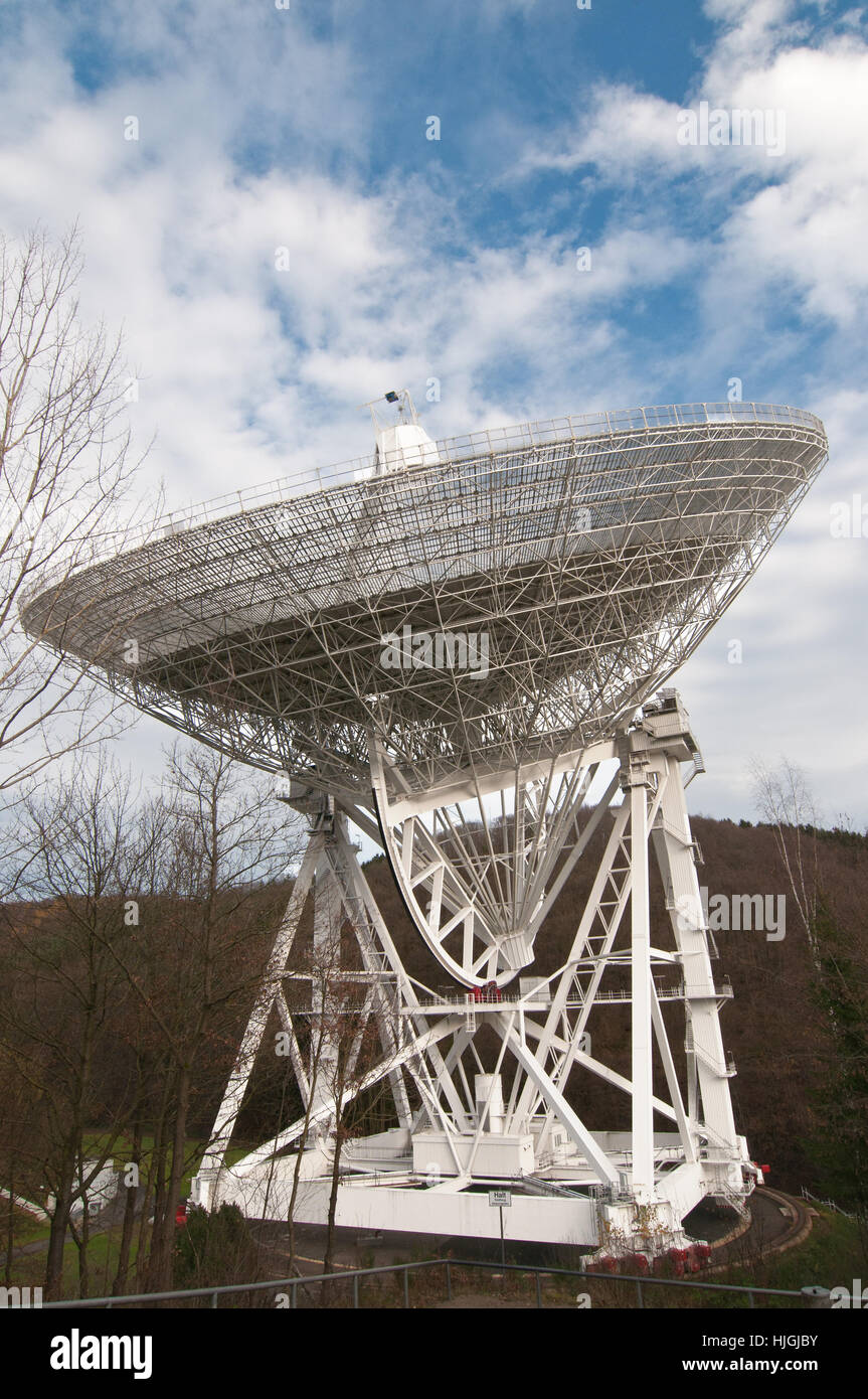Parabolic mirror telescope hires stock photography and images Alamy