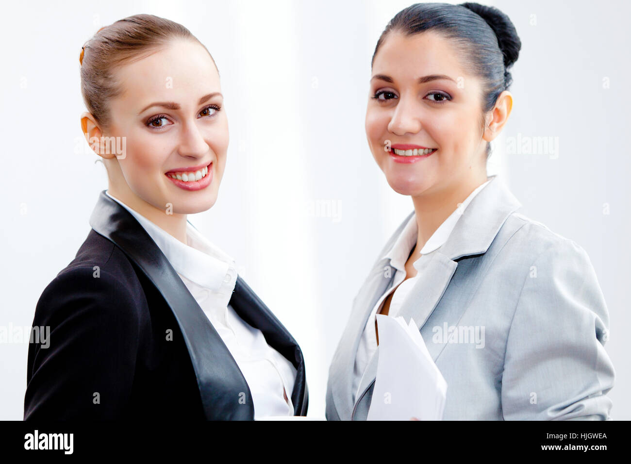 Two pretty young female hi-res stock photography and images - Alamy