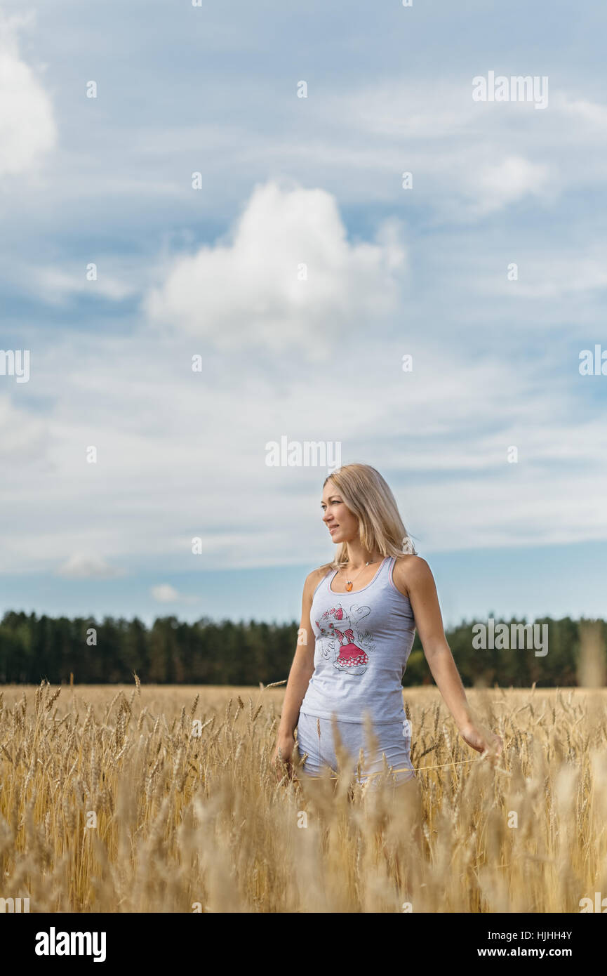 Girl in a wheat field Stock Photo - Alamy