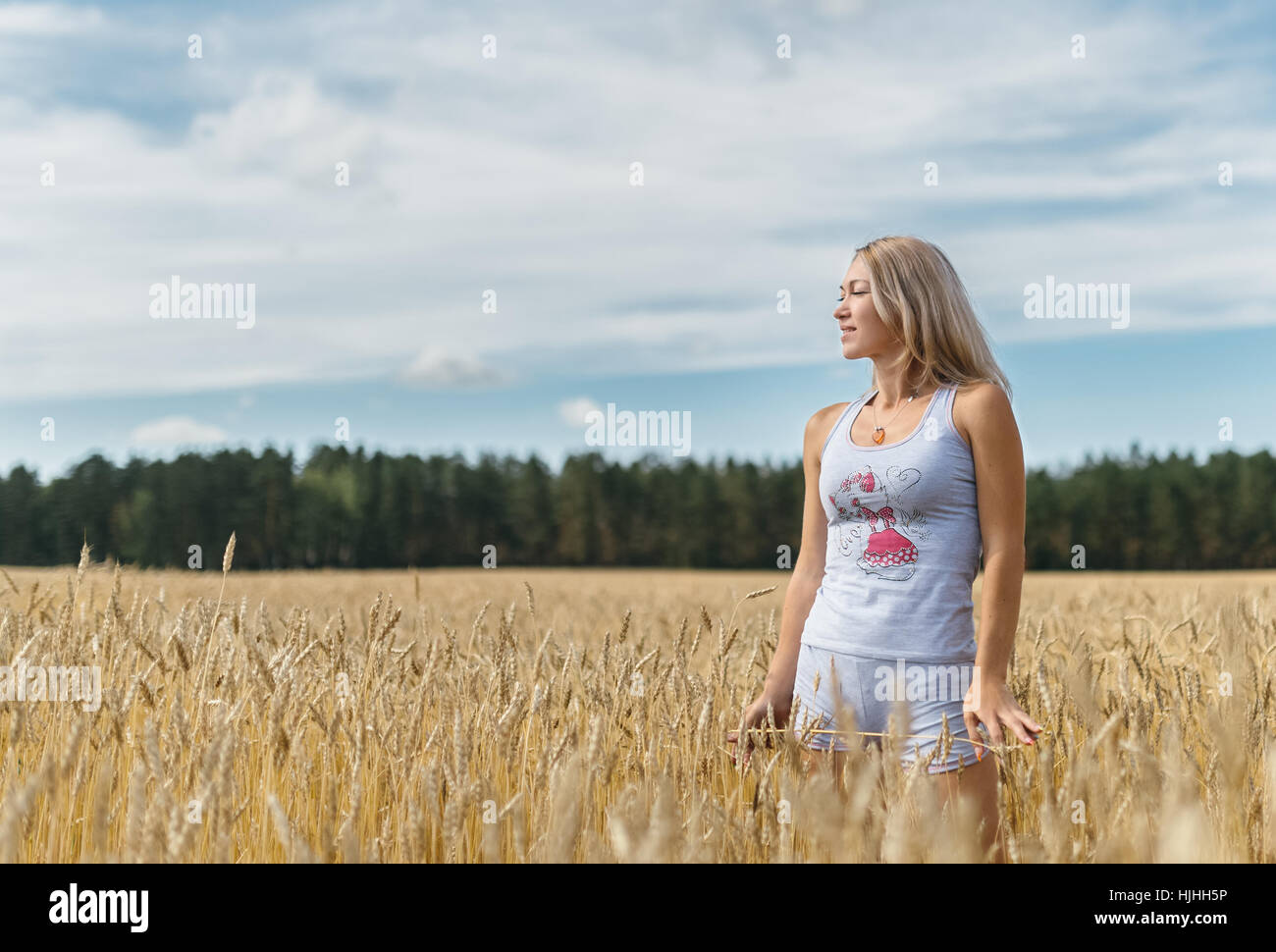 Girl in a wheat field Stock Photo - Alamy
