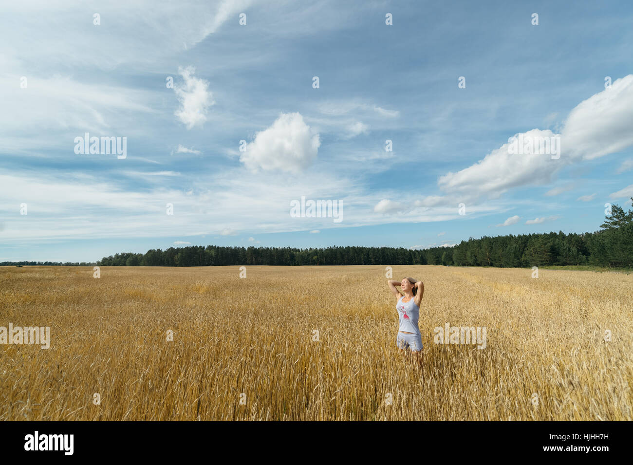 Girl in a wheat field Stock Photo - Alamy