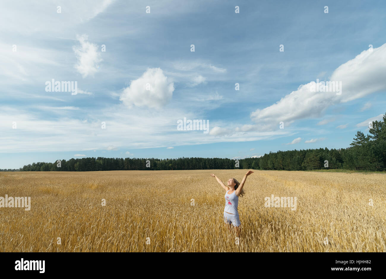 Girl in a wheat field Stock Photo - Alamy
