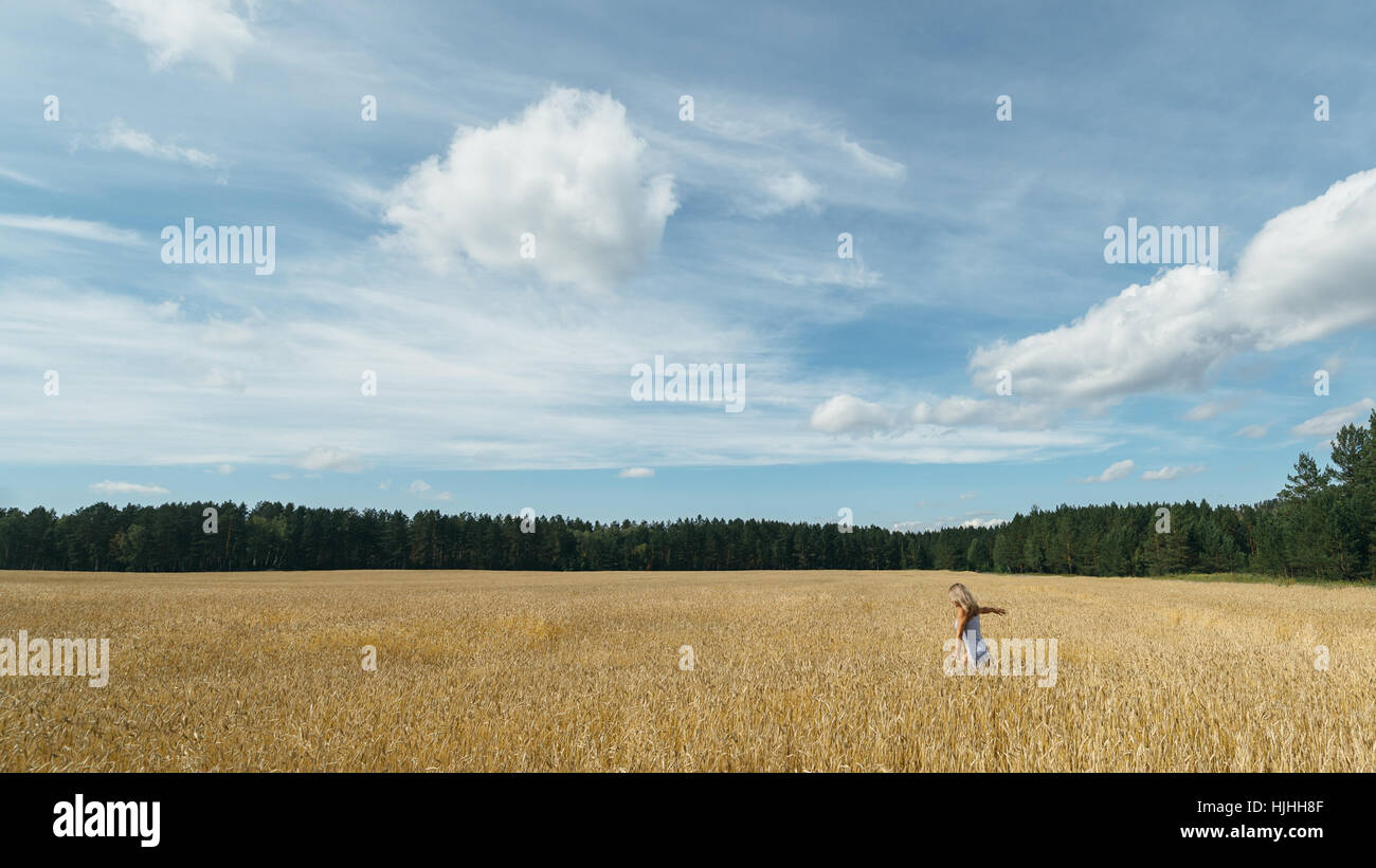 Girl in a wheat field Stock Photo - Alamy