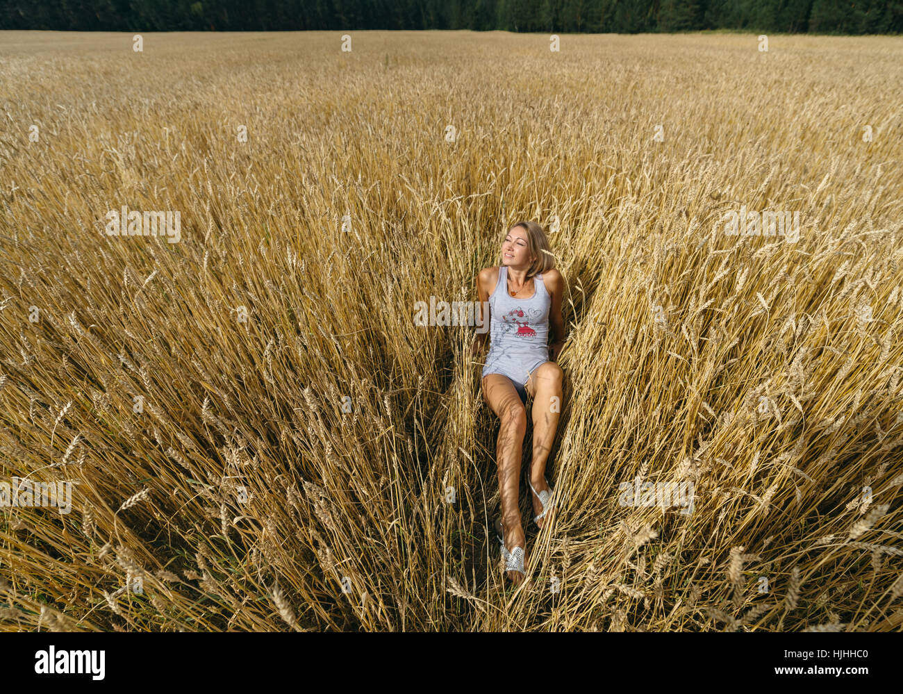 Girl in a wheat field Stock Photo - Alamy