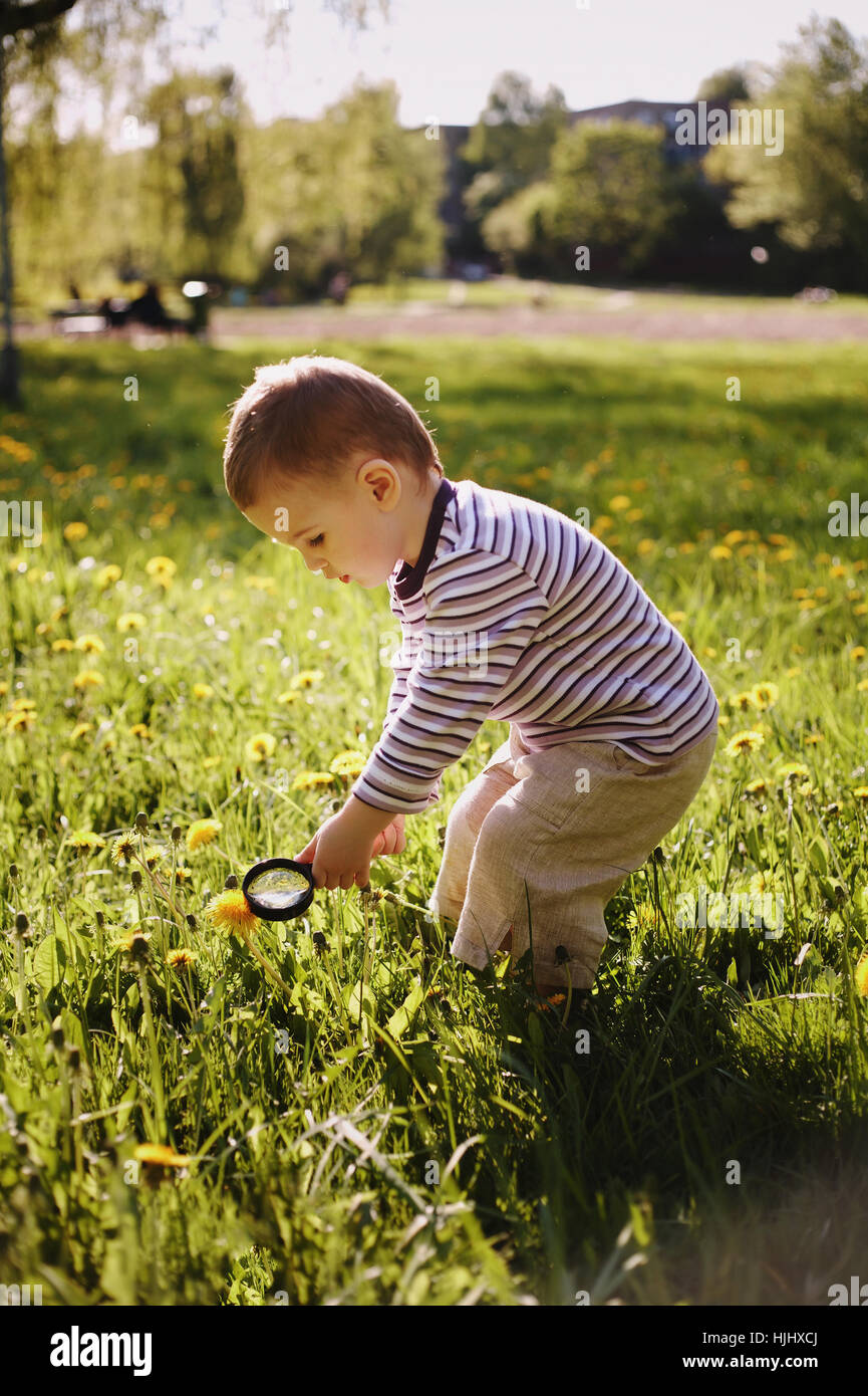 Kids exploring magnifying glass hi-res stock photography and images - Alamy