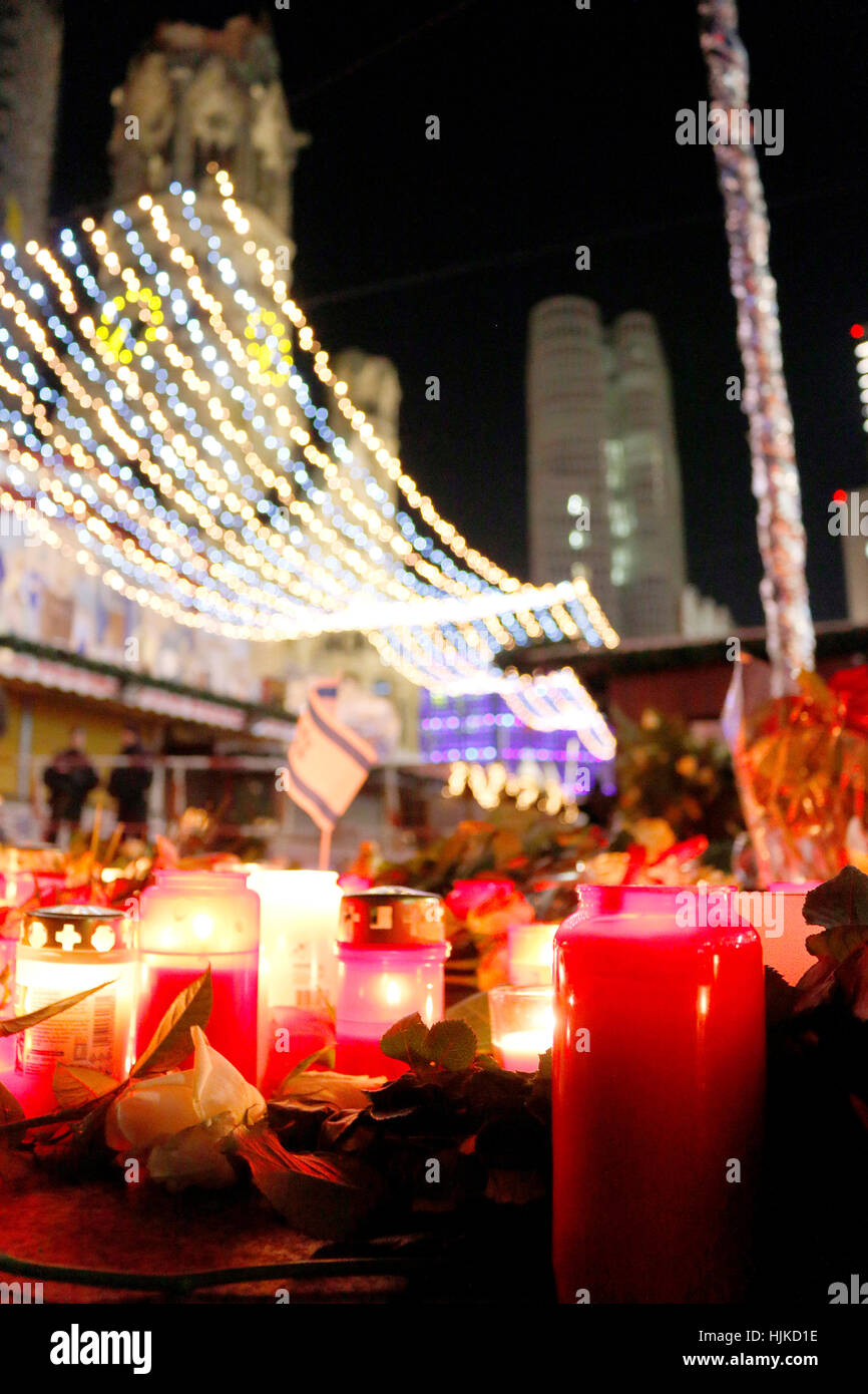 Impressionen: Blumen und Kerzen als Zeichen von Trauer und Anteilnahme nach dem islamistischer Terroranschlag auf den Weihnachtsmarkt am Breitscheidpl Stock Photo