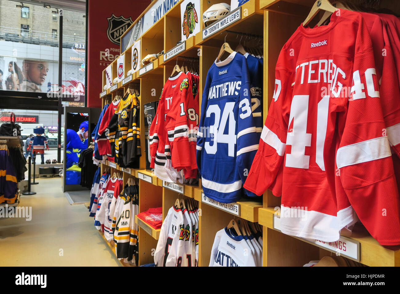 NHL Powered by Reebok Store, 1185 Avenue of the Americas, at the corner of  47th Street, NYC Stock Photo - Alamy