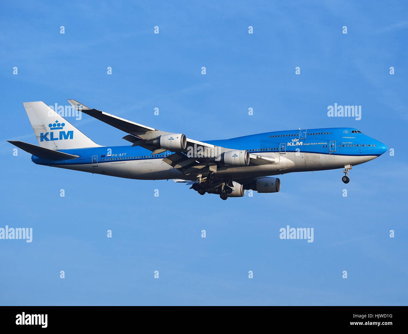 boeing-747-landing-on-runway-hi-res-stock-photography-and-images-alamy