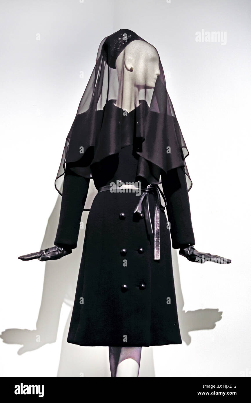 Coat black wool 1969 ( Made in on night by Maison Givenchy for the Duchess of Windsor for her husbands`s funeral ) by Hubert de Givenchy ( Couturier ) France Stock Photo