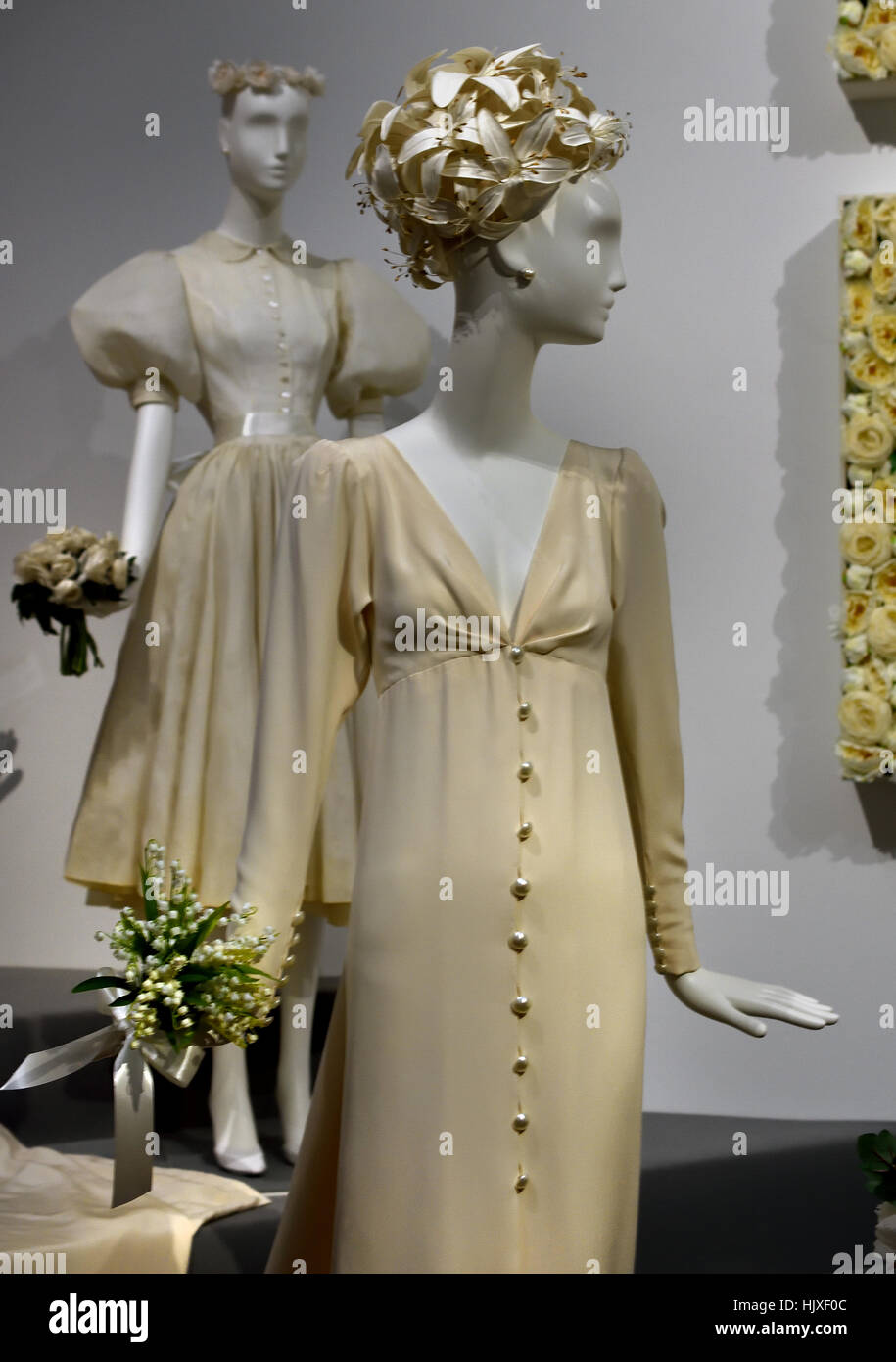 Wedding Dress 1995 Hubert de Givenchy ( Couturier ) France Stock Photo -  Alamy