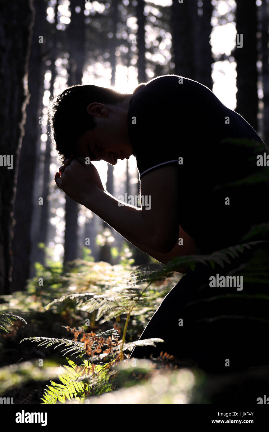 Man kneeling silhouette hi-res stock photography and images - Alamy