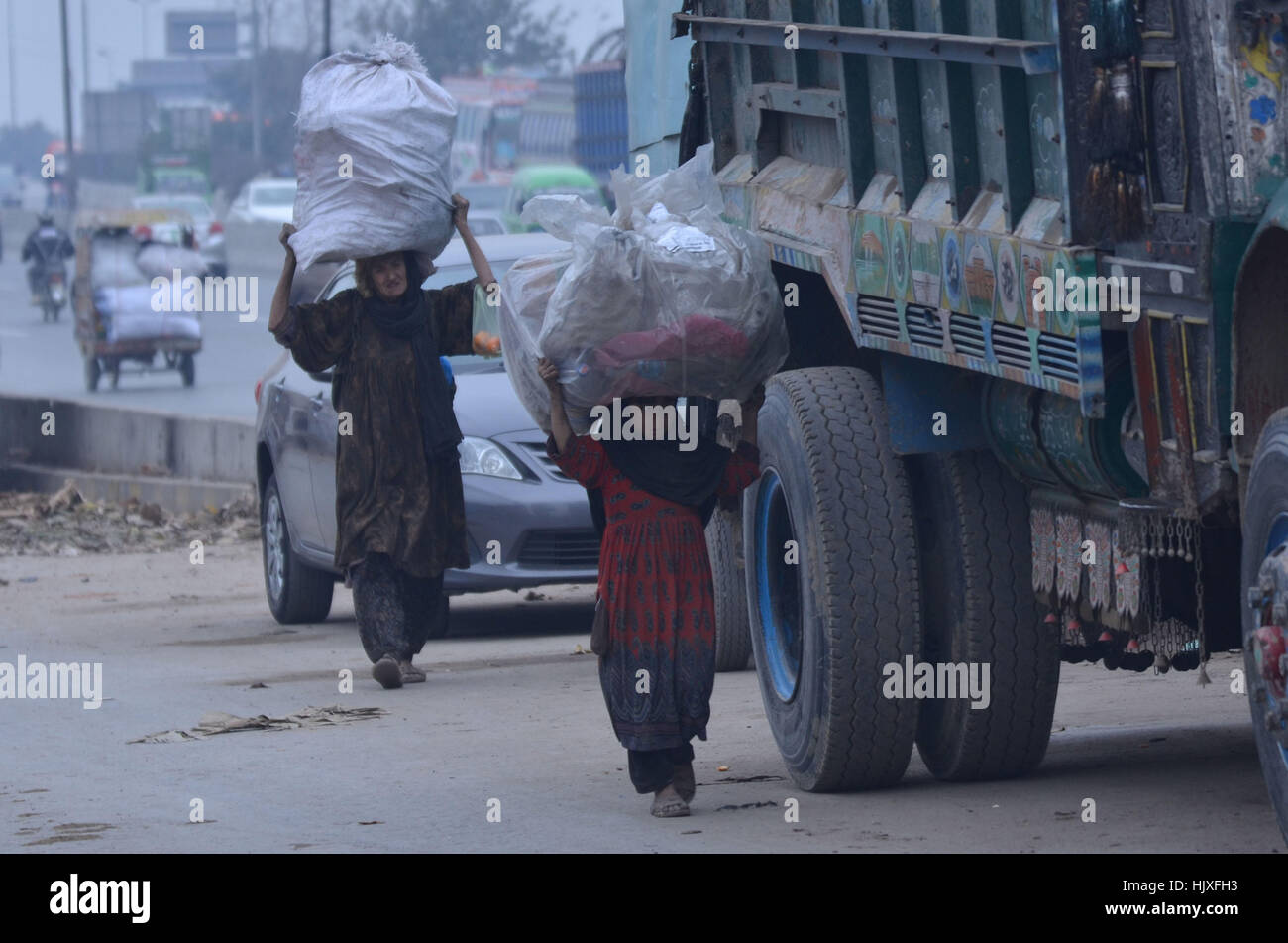 Lahore, Pakistan. 24th Jan, 2017. Pakistani people busy in their ...