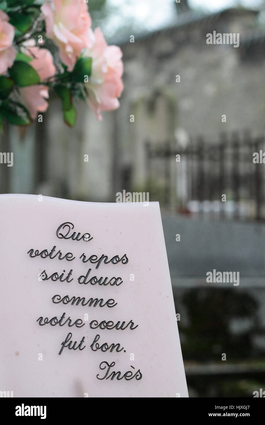 Plaque funéraire. Que votre repos soit doux comme votre coeur fut bon.  Inès. Cimetière Père Lachaise. Paris Stock Photo - Alamy