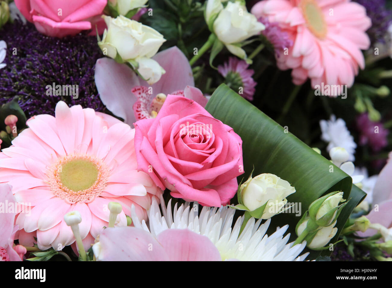 Bouquet de fleurs sur une tombe hi-res stock photography and images - Alamy