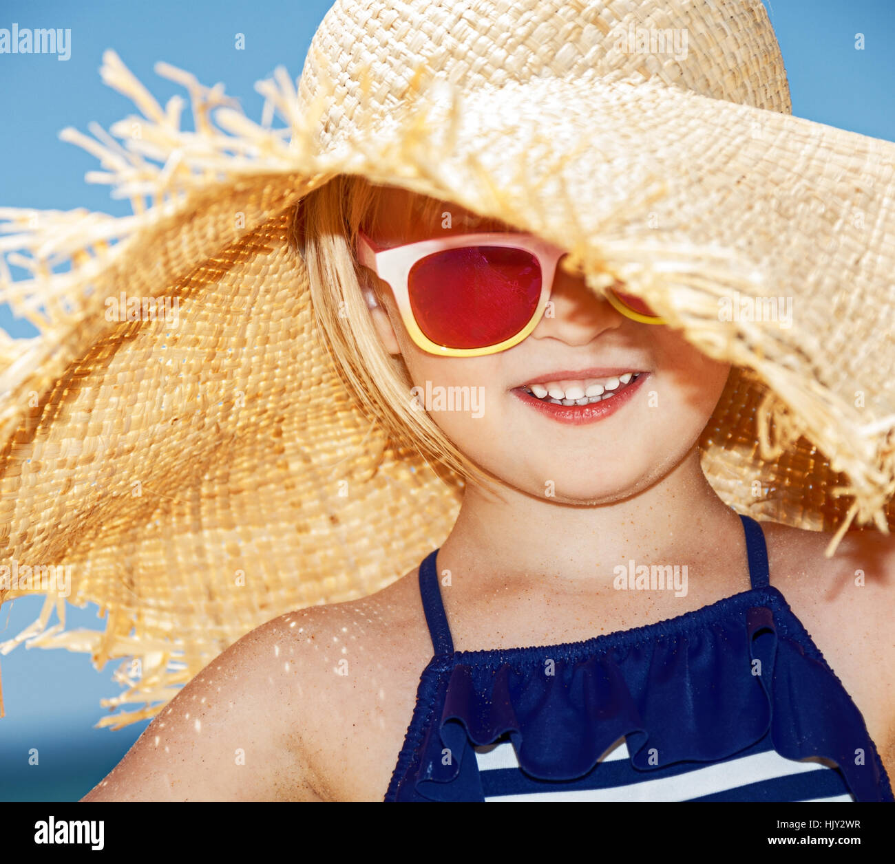 Wearing big hat sunglasses hi-res stock photography and images - Alamy