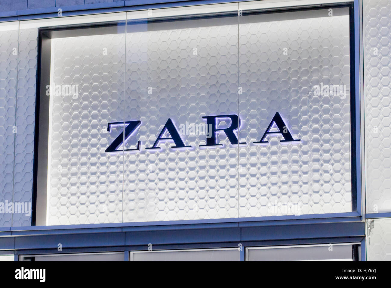 Madrid Espanha Abril 2022 Logotipo Loja Roupas Acessórios Zara Espanha —  Fotografia de Stock Editorial © davidbenito #562388096