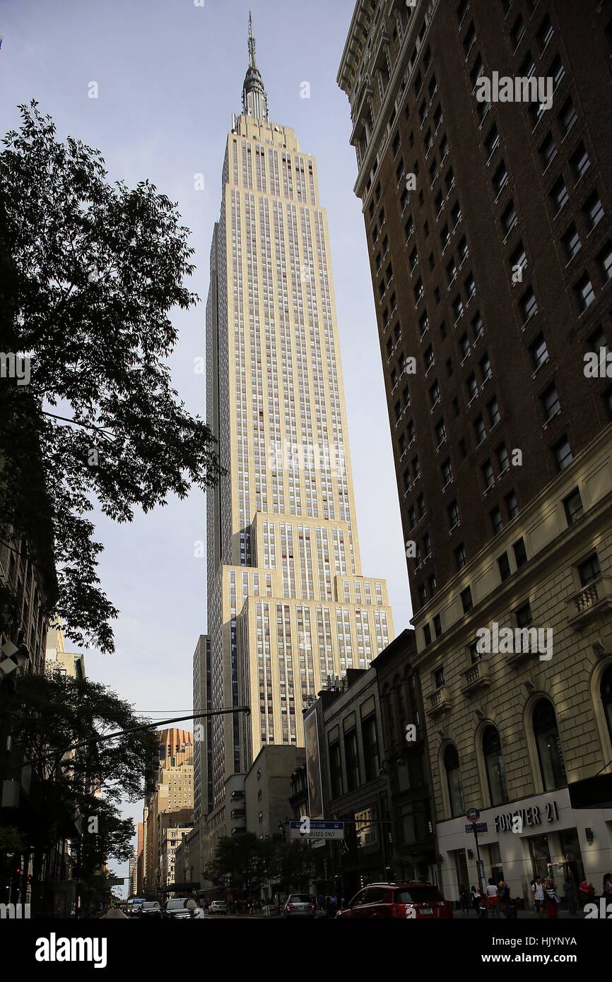 The Empire State Building is a 381-meter high skyscraper. Including the  antenna tip, it is 443 meters. Until 1972 it was the tallest building in  the world. On the 86th and on