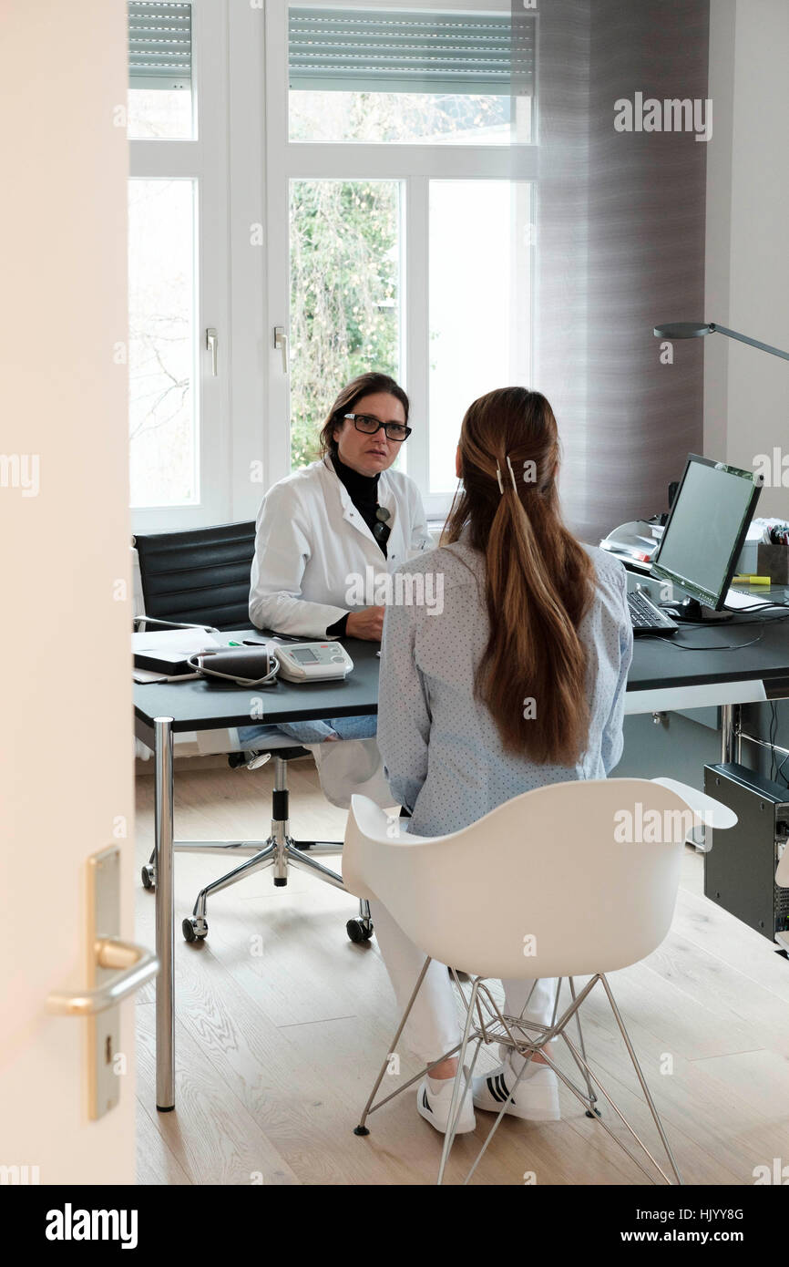 Doctor patient conversation gp hi-res stock photography and images - Alamy