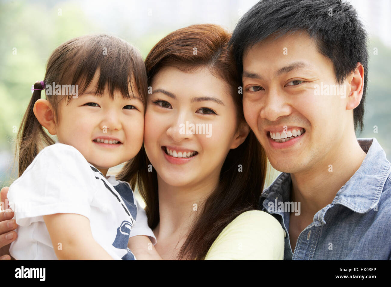Portrait Of Chinese Family With Daughter In Park Stock Photo Alamy portrait-of-chinese-family-with-daughter-in-park-stock-photo-alamy