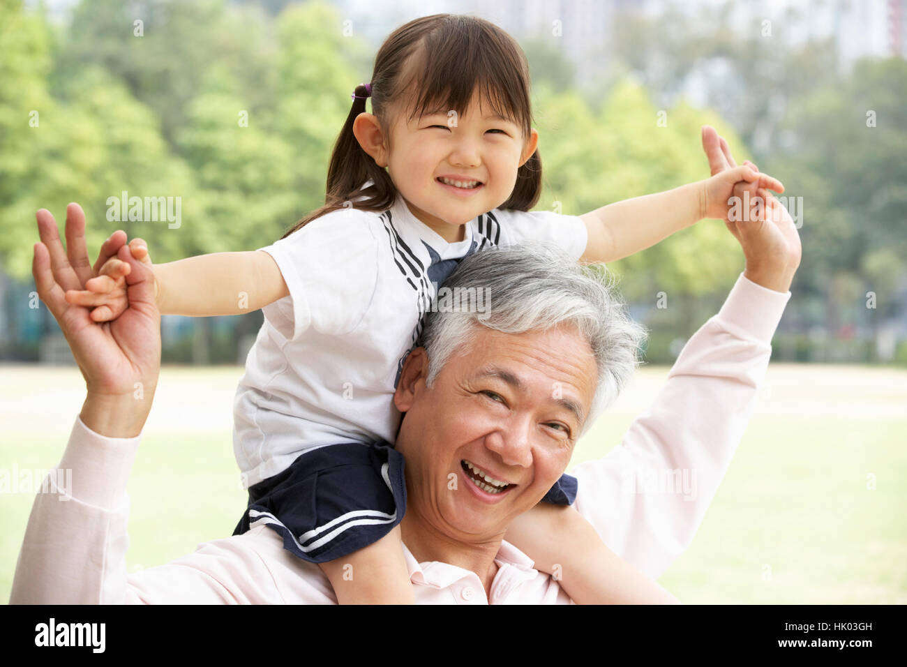 Японская внучка видео. Корейцы бабушка и дедушка. Японский дедушка. Дедушка кореец и внучка. Бабушки и дедушки Китая.