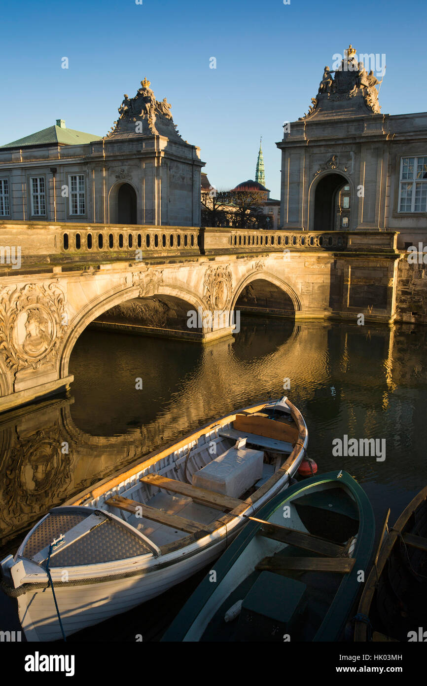 Denmark, Copenhagen, Krederiksholms Canal, boat at bridge, entrance to Christiansborg Palace Stock Photo