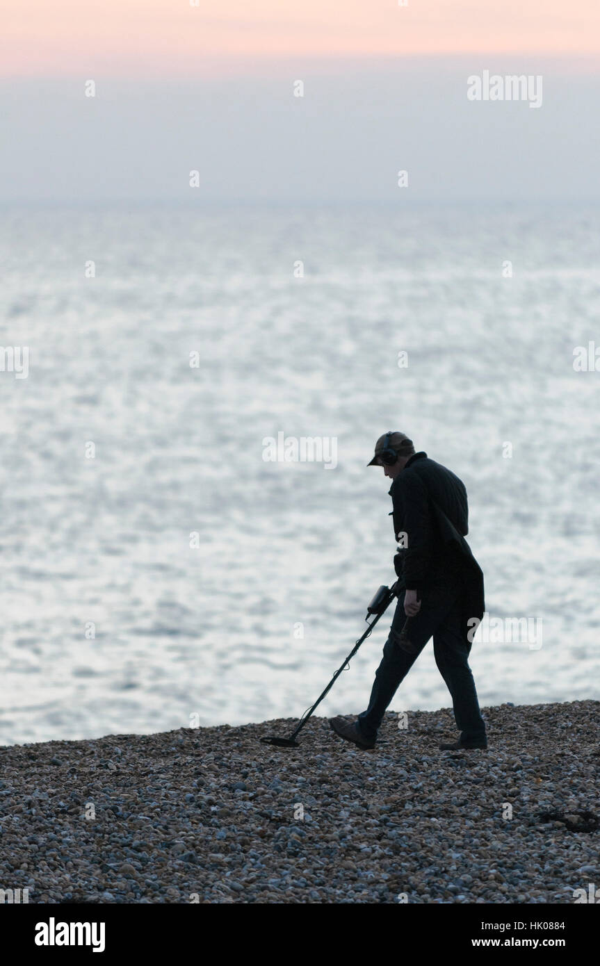 Man metal detecting beach hires stock photography and images Alamy