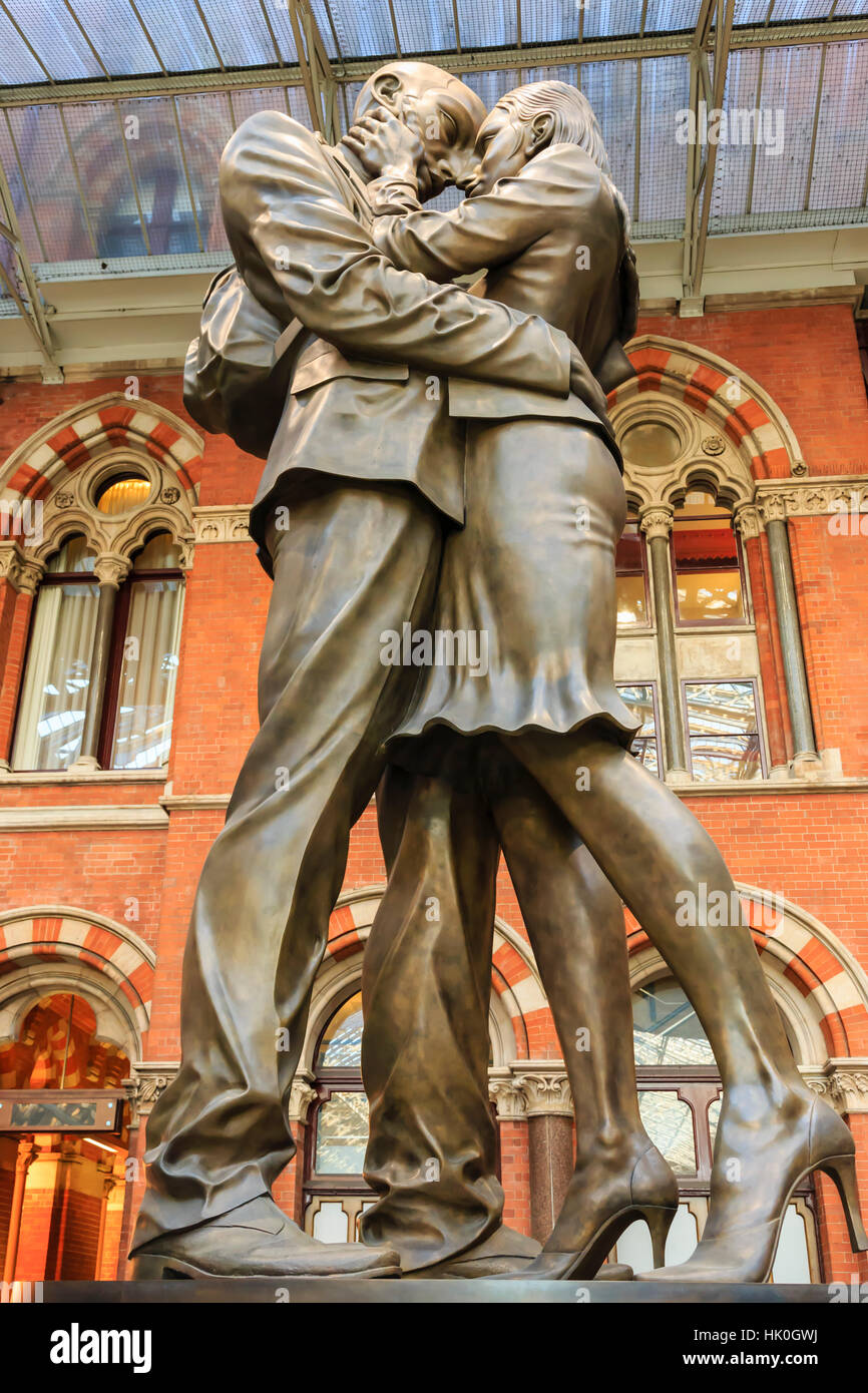 Paul Day's Meeting Place statue, known as the Lovers, St. Pancras, historic Victorian gothic railway station, London, UK Stock Photo