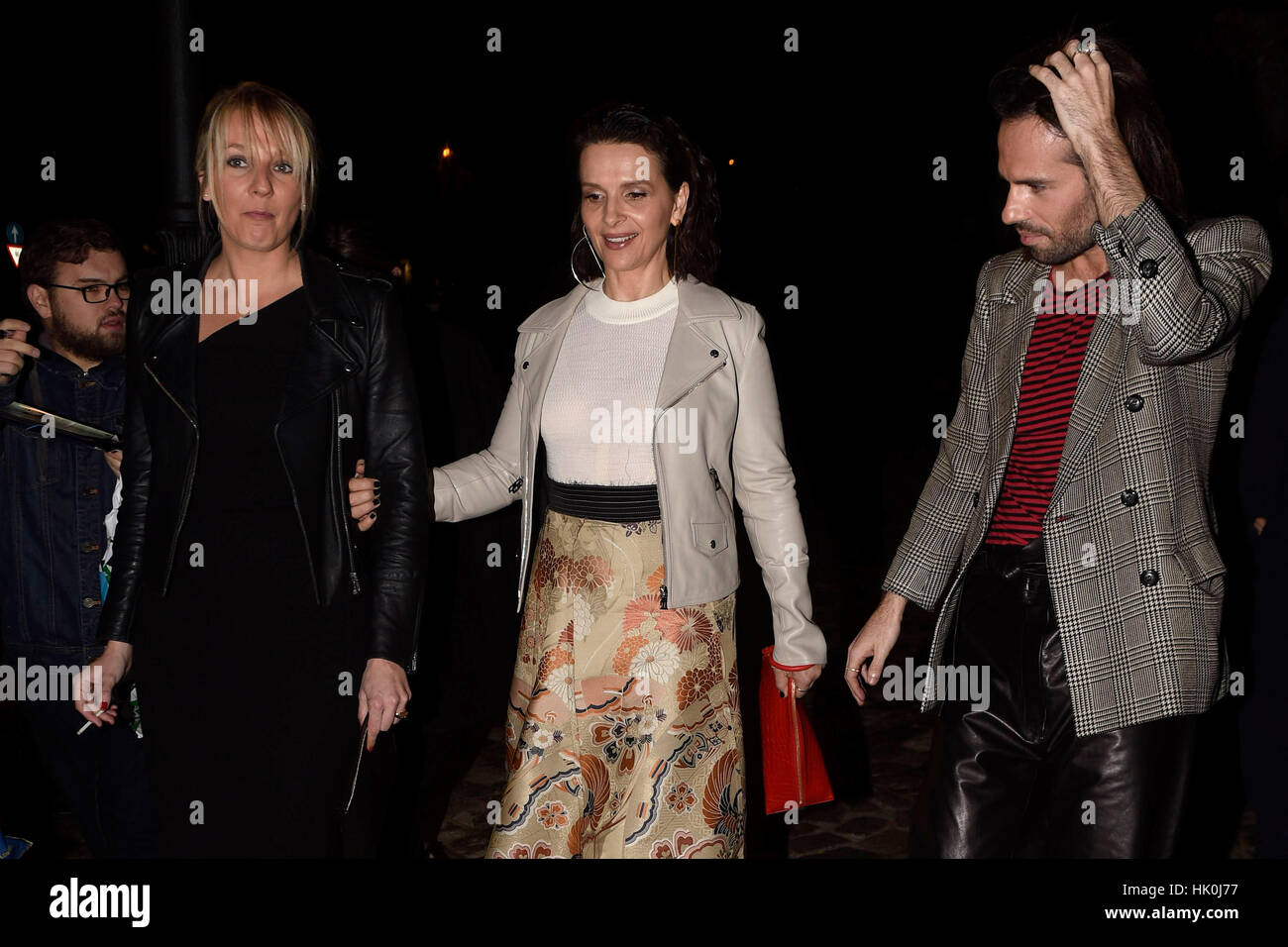 Jonathan Anderson y Juliette Binoche during the inauguration of the  exhibition Loewe in Madrid on Thursday 17 November 2016 17/11/2016 Madrid  Stock Photo - Alamy